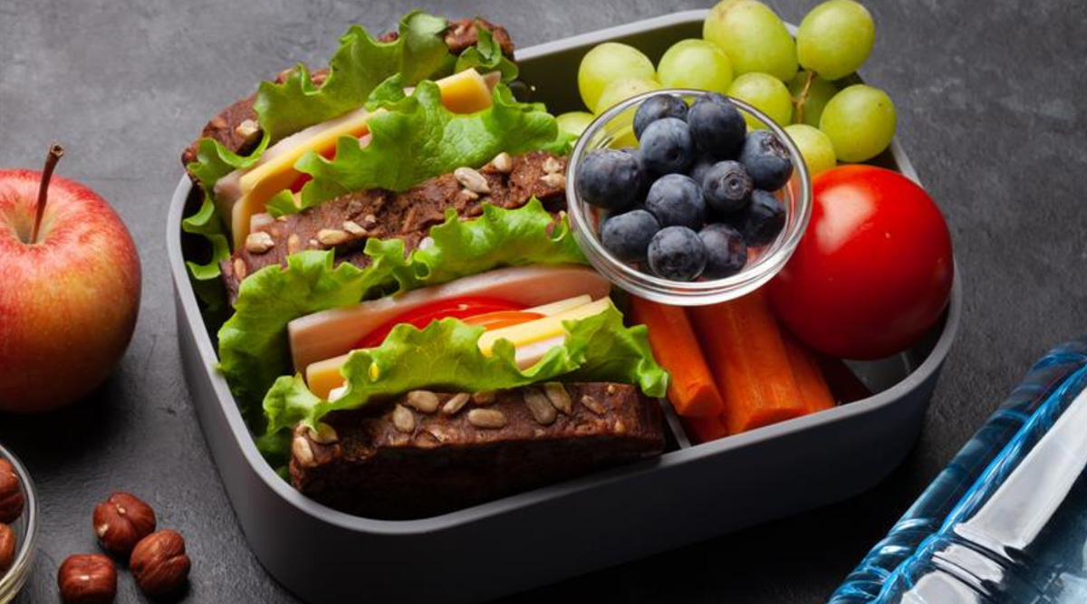 Dose mit Brot, Obst und Gemüse