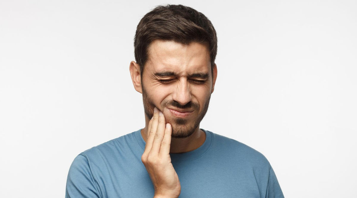 Wie Zähneknirschen, wenig Schlaf und Winterblues deine Zahngesundheit beeinflussen
